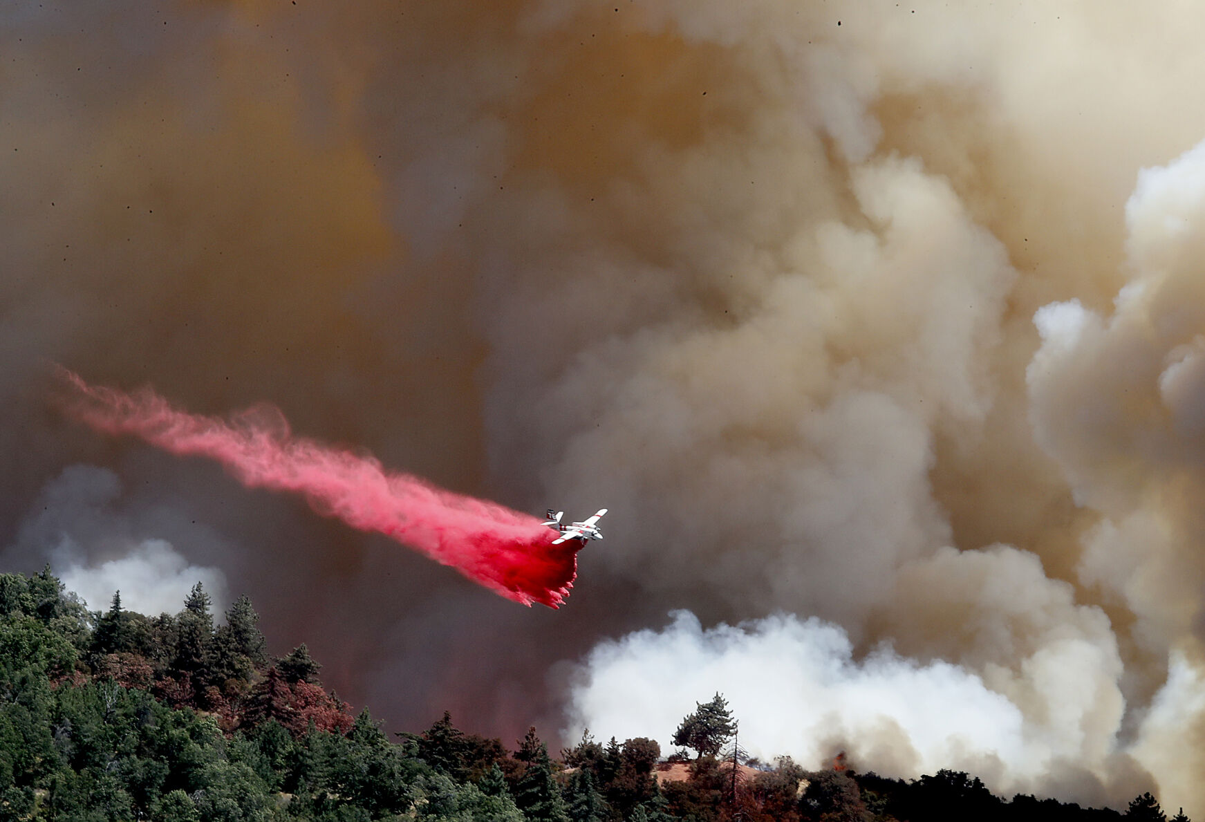 Apple fire in Riverside County grows to more than 4,100 acres, prompting evacuation of hundreds of homes